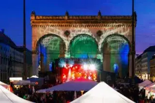 Die Bühne am Odeonsplatz beim Ander Art Festival