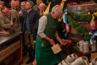 OB Dieter Reiter beim Anstich OB Dieter Reiter beim Anstich