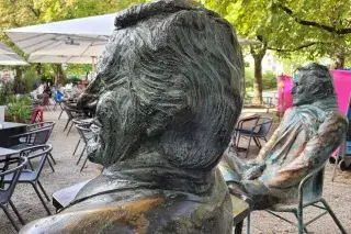 Denkmal von Helmut Dietl und Helmut Fischer an der Münchner Freiheit