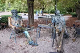 Denkmal von Helmut Dietl und Helmut Fischer an der Münchner Freiheit Denkmal von Helmut Dietl und Helmut Fischer an der Münchner Freiheit