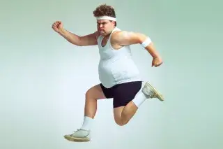 Ein Mann in Sportkleidung springt in die Luft Ein Mann in Sportkleidung springt in die Luft
