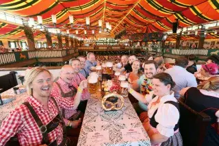 Marstall Festzelt Besucher Marstall Festzelt Besucher