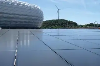 Windrad hinter der Allianz Arena