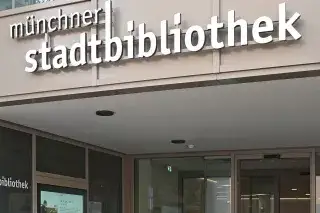 Der Schriftzug der Münchner Stadtbibliothek am Eingang der Bibliothek in Giesing