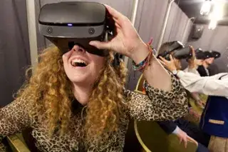 Anzeige TimeRide, eine Frau trägt eine VR-Brille