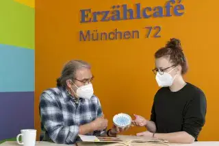 Übergabe von Objekten im Erzählcafé "München 72"