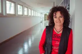 Schulleiterin Kirsten Fabritius steht in einem Gang der Franz-Auweck-Abendschule Schulleiterin Kirsten Fabritius steht in einem Gang der Franz-Auweck-Abendschule