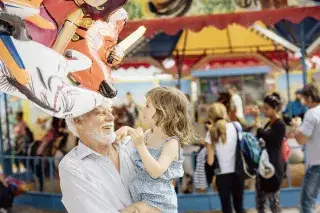 Opa mit Enkelin auf der Auer Dult