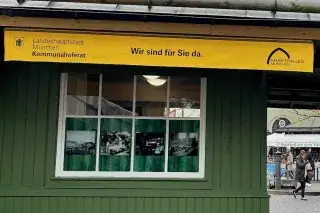 Der Stand der Marktaufsicht auf dem Viktualienmarkt von außen fotografiert