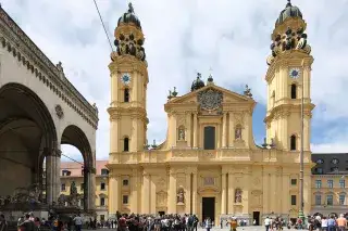 Odeonsplatz mit Theatinerkirche Odeonsplatz mit Theatinerkirche