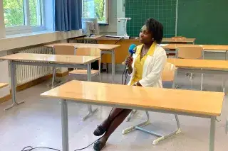 Paschalia Kituto sitz in einem Klassenzimmer auf einem Stuhl Paschalia Kituto sitz in einem Klassenzimmer auf einem Stuhl
