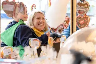 Mutter und Sohn kaufen Zuckerwattte auf der Auer Dult Mutter und Sohn kaufen Zuckerwattte auf der Auer Dult