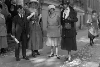 Unter dem Titel „Transvestiten vor dem Eingang des Instituts für Sexualwissenschaft“ veröffentlichte Fotografie, Berlin 1921 Unter dem Titel „Transvestiten vor dem Eingang des Instituts für Sexualwissenschaft“ veröffentlichte Fotografie, Berlin 1921