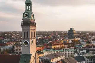 Blick vom Rathausturm auf St. Peter am frühen Abend