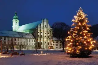 Klosterkirche und Christbaum in Fürstenfeldbruck