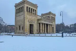 Propyläen am Königsplatz bei Neuschnee