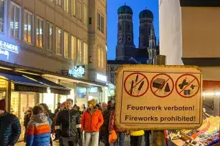 Feuerwerk: Verbotsschild am Marienplatz Feuerwerk: Verbotsschild am Marienplatz