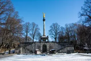 Münchens Friedensengel im Winter