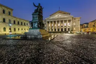 Max-Joseph-Platz im Regen Max-Joseph-Platz im Regen