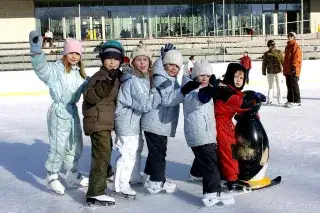 Kinder tummeln sich auf der Eislaufbahn des Prinzregentenstadions Kinder tummeln sich auf der Eislaufbahn des Prinzregentenstadions