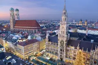 Blick auf das neue Rathaus in München aus der Luft zur Weihnachtszeit.