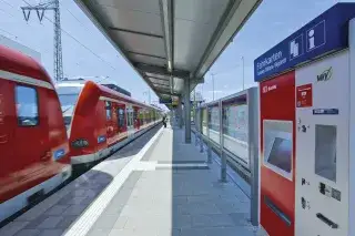 S-Bahn fährt in den Bahnhof ein