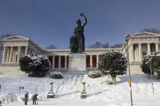 Winter auf der Theresienwiese zu Fuße der Bavaria