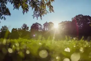 Die Sonne geht neben dem Monopteros im Englischen Garten auf Die Sonne geht neben dem Monopteros im Englischen Garten auf