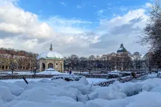 Hofgarten am Tag im Schnee.