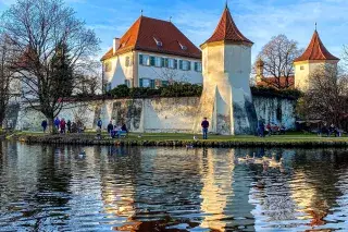 Schloss Blutenburg in der Wintersonne.