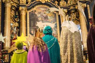 Vier Sternsinger vor Altar in Altötting