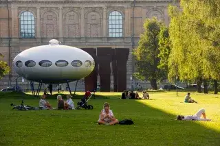 Futuro vor der Pinakothek der Moderne