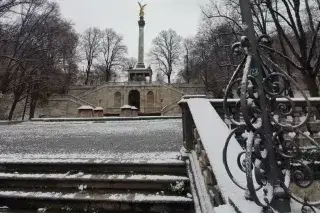 Verschneite Treppe am Friedensengel