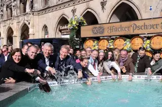Geldbeutelwaschen am Fischbrunnen 2023
