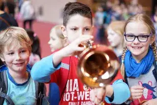 Drei Kinder bei Der Gasteig brummt