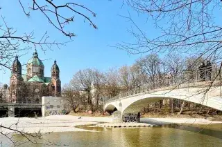 St. Lukas und der Kabelsteg an der Isar St. Lukas und der Kabelsteg an der Isar
