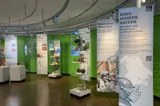 Infopoint Ausstellung Burg.Museen.Bayern