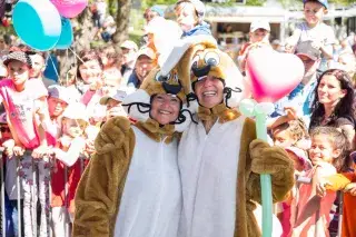 Zwei Frauen in Osterhasen-Kostümierung