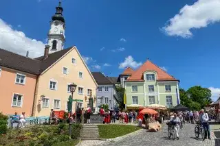 Marktplatz von Altomünster mit Rathaus und Klosterkirche