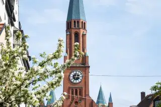 St. Johann Baptist-Kirche im Frühling.