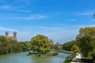 Isar bei blauem Himmel, im Sommer mit St. Maximilian im Hintergrund