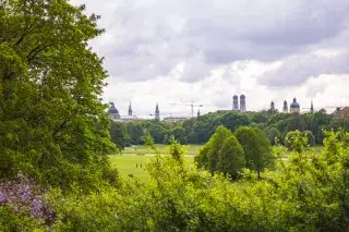 Münchens Skyline vom Englischen Garten aus.
