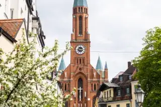 Kirche St. Johann Baptist im Frühling.