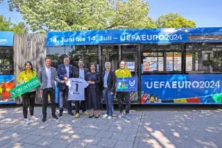 Eine Münchner Tram bei sonnigem Wetter mit dem Schriftzug UEFA EURO 2024.