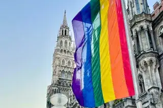 Pride-Flagge am Neuen Rathaus. Pride-Flagge am Neuen Rathaus.