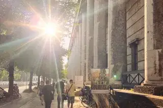Sonnenstrahlen am Haus der Kunst.