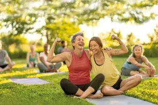 Zwei Frauen bei Workout im Park Zwei Frauen bei Workout im Park