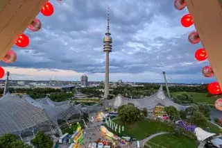 Blick aus dem Riesenrad auf das Sommerfestival im Olympiapark.