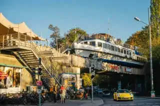 Schiff Alte Utting auf einer Brücke in München bei schönem Wetter