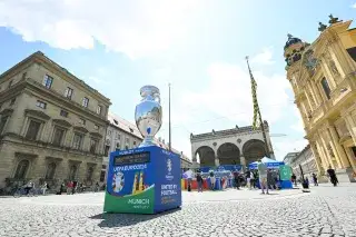 Eine große Version der Trophäe der UEFA EURO steht auf dem Odeonsplatz in München Eine große Version der Trophäe der UEFA EURO steht auf dem Odeonsplatz in München